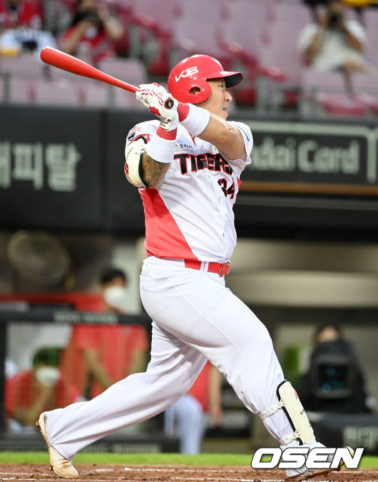 25일 광주-기아 챔피언스필드에서 ‘2021 신한은행 SOL KBO 리그’ KIA 타이거즈와 롯데 자이언츠의 경기가 열렸다. 2회말 무사 KIA 최형우가 안타를 때려내고 있다. 2021.08.25/youngrae@osen.co.kr