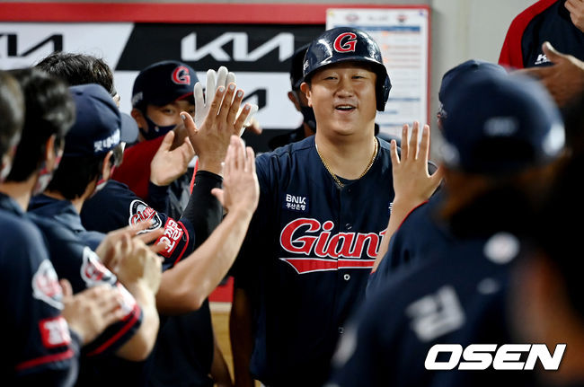 25일 광주-기아 챔피언스필드에서 ‘2021 신한은행 SOL KBO 리그’ KIA 타이거즈와 롯데 자이언츠의 경기가 열렸다. 4회초 무사 롯데 이대호가 솔로 홈런을 때린 뒤 동료들과 기뻐하고 있다. 2021.08.25/youngrae@osen.co.kr