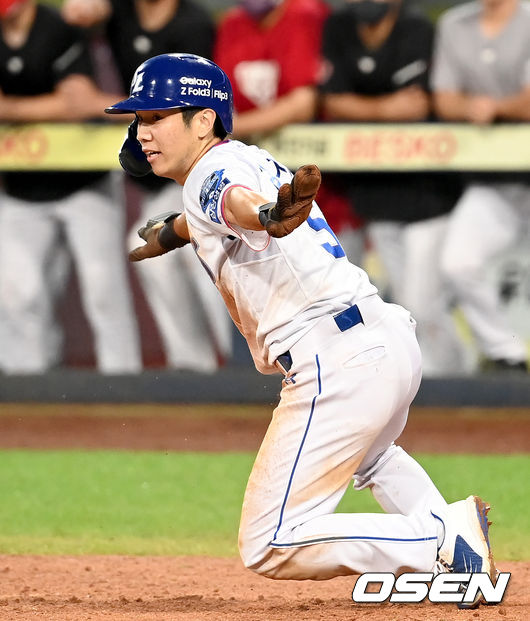 삼성이 9회 4득점으로 끝내기 역전승을 거뒀다. SSG는 다 잡은 승리를 놓쳤다.삼성은 24일 대구삼성라이온즈파크에서 열린 2021 신한은행 SOL KBO리그 SSG와의 홈경기를 9-8 끝내기 승리로 장식했다. 9회말 1사 3루 삼성 김상수의 끝내기 희생플라이를 때 3루 주자 김지찬이 득점을 올린 뒤 기뻐하고 있다. 2021.08.24 /ksl0919@osen.co.kr