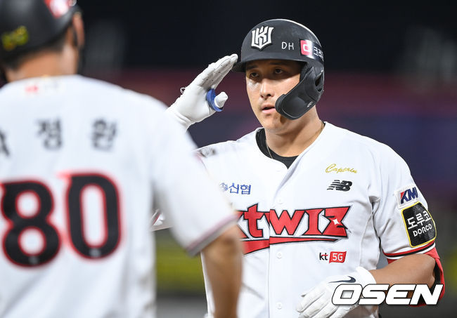 25일 오후 수원kt위즈파크에서 2021 신한은행 SOL KBO리그 KT 위즈와 SSG 랜더스의 경기가 진행됐다.4회말 1사 1루 KT 황재균이 안타를 날리고 세리머리를 하고 있다.    2021.08.25 / soul1014@osen.co.kr