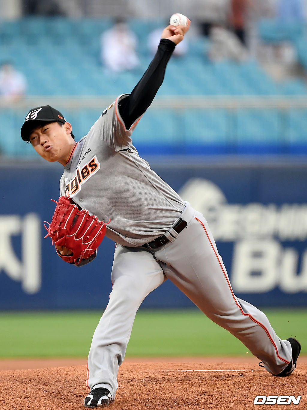 한화 선발 김기중이 마운드에 올라 힘차게 공을 뿌리고 있다. 2021.06.23 /ksl0919@osen.co.kr