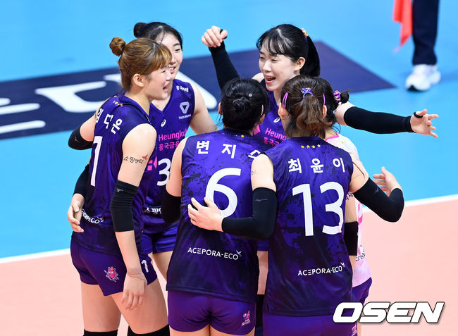 25일 오후 경기 의정부체육관에서 ‘2021 의정부∙도드람컵 프로배구대회’ 흥국생명과 IBK기업은행의 경기가 열렸다.3세트 승리한 흥국생명 선수들이 환호하고 있다. 2021.08.25 /sunday@osen.co.kr