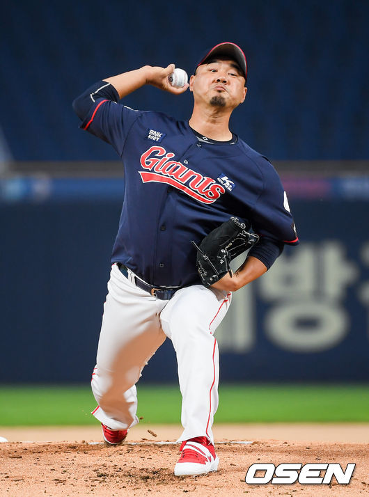 8일 오후 창원시 마산회원구 창원NC파크에서 KBO리그 NC 다이노스와 롯데자이언츠의 경기가 진행됐다.1회말 롯데 선발투수 송승준이 역투하고 있다. / soul1014@osen.co.kr