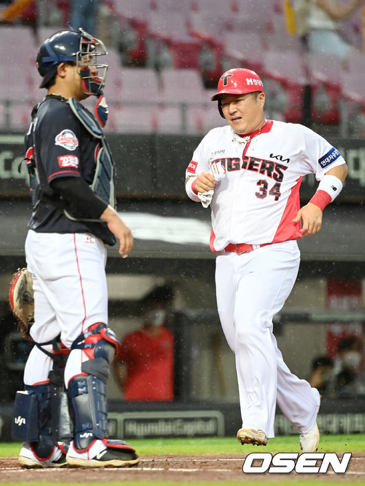 25일 광주-기아 챔피언스필드에서 ‘2021 신한은행 SOL KBO 리그’ KIA 타이거즈와 롯데 자이언츠의 경기가 열렸다.2회말 무사 1,2루 KIA 최형우가 터커의 안타로 득점을 올리고 있다. 2021.08.25/youngrae@osen.co.kr