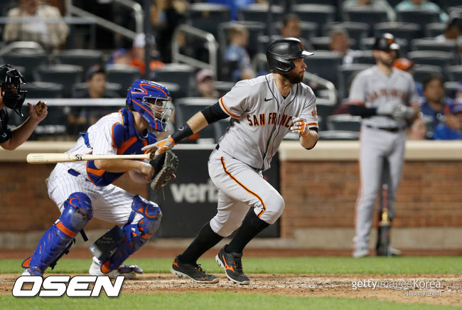 [사진] 샌프란시스코의 브랜든 벨트가 25일(한국시간) 시티 필드에서 벌어진 뉴욕 메츠와의 경기 8회서 팀의 8번째 득점을 올리는 적시타를 때린 뒤 1루로 향해 달려나가고 있다. ⓒGettyimages(무단전재 및 재배포 금지)