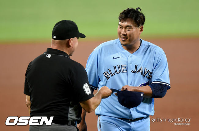 [사진] 토론토 류현진이 피칭을 마친 뒤 심판으로부터 이물질 검사를 받는 모습.ⓒGettyimages(무단전재 및 재배포 금지)