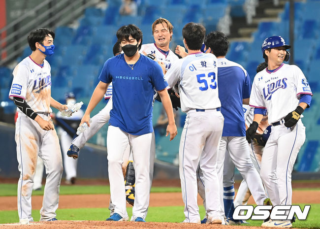 삼성이 9회 4득점으로 끝내기 역전승을 거뒀다. SSG는 다 잡은 승리를 놓쳤다. 삼성은 24일 대구삼성라이온즈파크에서 열린 2021 신한은행 SOL KBO리그 SSG와의 홈경기를 9-8 끝내기 승리로 장식했다. 승리가 확정된 순간 삼성 선수들이 기쁨을 나누고 있다. 2021.08.24 /ksl0919@osen.co.kr