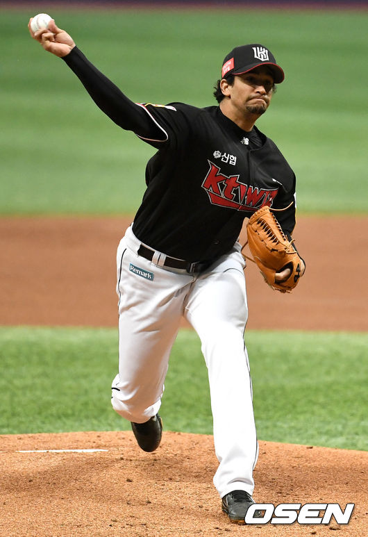 5일 오후 서울 고척스카이돔에서 ‘2021 신한은행 SOL KBO리그’ 키움 히어로즈와 KT 위즈의 경기가 열렸다.KT 선발 쿠에바스가 힘차게 공을 뿌리고 있다. / dreamer@osen.co.kr