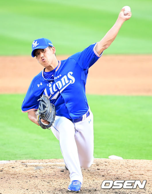 15일 경기도 수원시 수원 kt위즈파크에서 ‘2021 신한은행 SOL KBO 리그’ KT 위즈와 삼성 라이온즈의 경기가 열렸다. 5회말 2사 1루 삼성 이상민이 마운드에 올라 힘차게 공을 뿌리고 있다. 2021.08.15 /ksl0919@osen.co.kr