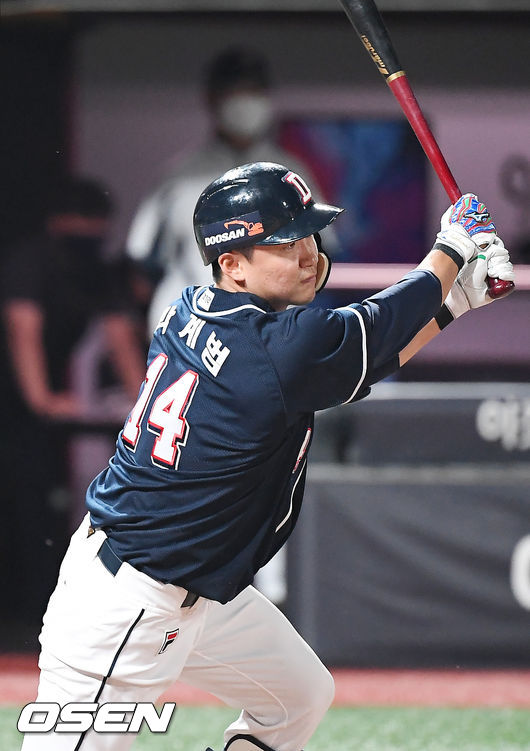 7회초 1사 주자 1,3루 두산 박계범이 중견수 앞 1타점 적시타를 날리고 있다. 21.06.18/rumi@osen.co.kr