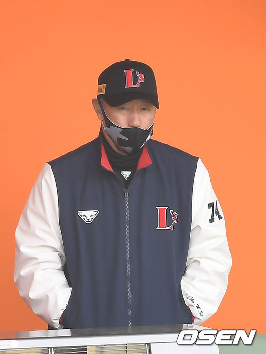 SSG 조원우 2군 감독이 경기를 지켜보고 있다. /youngrae@osen.co.kr 