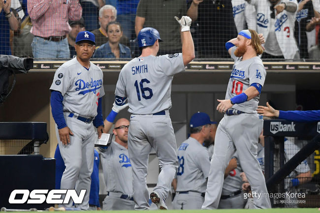 [사진] 8회 동점 홈런을 터뜨린 윌 스미스(가운데)가 데이브 로버츠(왼쪽) 감독, 저스틴 터너와 기뻐하고 있다. 2021.08.26 ⓒGettyimages(무단전재 및 재배포 금지)