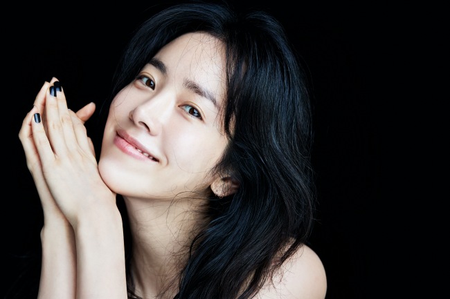 [사진=워너브라더스 코리아 제공] 배우 한지민이 이준익 감독의 첫 드라마 '욘더'에 여자 주인공으로 출연한다. 