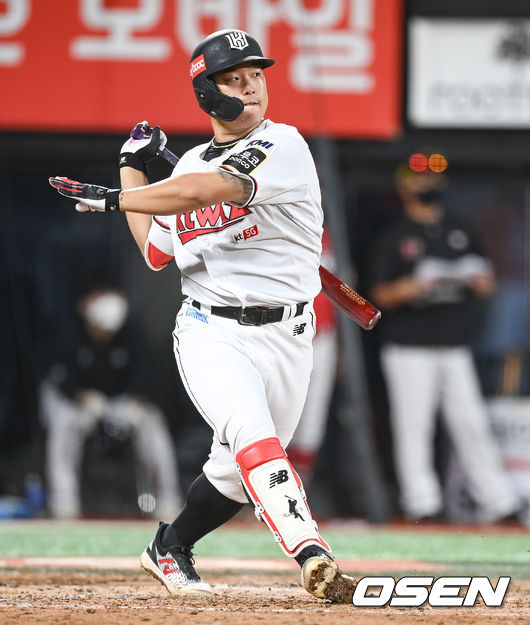 25일 오후 수원kt위즈파크에서 2021 신한은행 SOL KBO리그 KT 위즈와 SSG 랜더스의 경기가 진행됐다.4회말 1사 1,2루 KT 강백호가 1타점 적시타를 날리고 있다.    2021.08.25 / soul1014@osen.co.kr