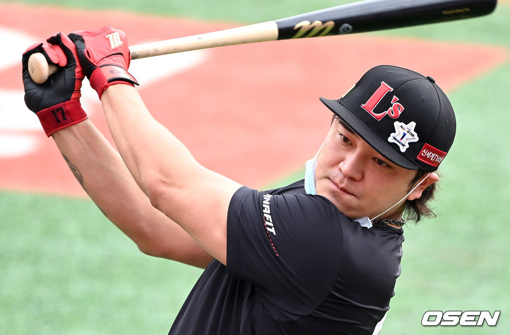 올스타에 뽑힌 SSG 추신수가 모자에 패치를 부착하고 타격 훈련을 하고 있다. 2021.08.26 / dreamer@osen.co.kr