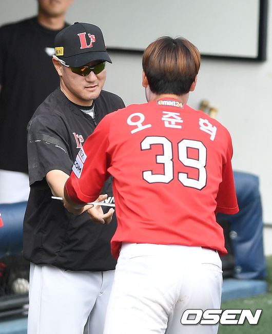 승리를 거둔 SSG 퓨처스 조원우 감독이 오준혁을 격려하고 있다. 2021.06.25 / dreamer@osen.co.kr