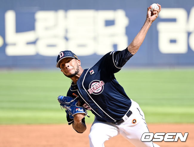 26일 오후 경남 창원 NC파크에서 ‘2021 신한은행 SOL KBO리그’ NC 다이노스와 두산 베어스의 더블헤더 1차전 경기가 열렸다.1회말 두산 미란다가 역투하고 있다. 2021.08.26 /youngrae@osen.co.kr