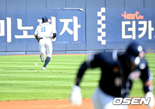 1회초 2사 만루 NC 김기환이 두산 김인태의 좌전 안타때 공을 뒤로 빠뜨리고 있다. 2021.08.26 /youngrae@osen.co.kr
