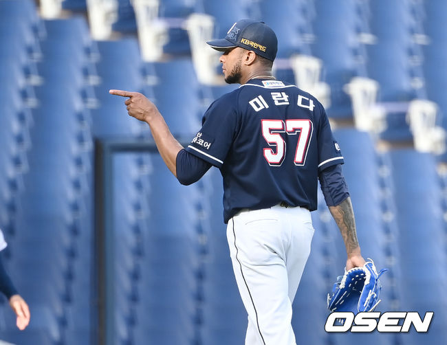 6회말 이닝을 마친 두산 미란다가 박세혁에게 사인을 보내고 있다. 2021.08.26 /youngrae@osen.co.kr