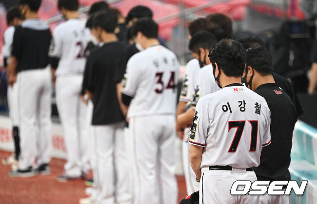 코로나19로 세상을 떠난 외국인선수 쿠에바스의 아버지를 추모하기 위해 KT 이강철 감독을 비롯한 코칭스태프와 선수들이 묵념하고 있다. 2021.08.26 / dreamer@osen.co.kr