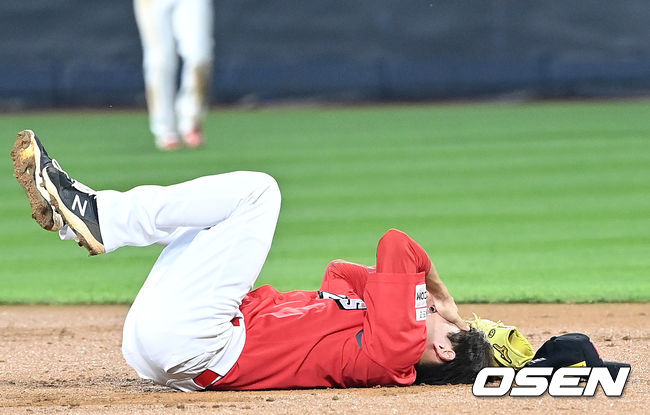 26일 오후 경기도 수원 KT위즈파크에서 ‘2021 신한은행 SOL KBO리그’ KT 위즈와 SSG 랜더스의 경기가 열렸다.2회말 무사 1루 상황 KT 박경수의 삼진 때 주자 배정대가 2루 도루를 시도했다. 주자를 잡기 위해 포구를 시도하다 송구에 얼굴을 맞은 뒤 괴로워하는 SSG 2루수 안상현. 2021.08.26 / dreamer@osen.co.kr