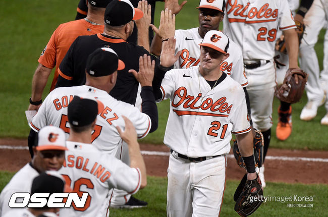 [사진] 오스틴 헤이스 등 볼티모어 선수들이 19연패 탈출 후 승리의 하이파이브를 하고 있다. 2021.08.26 ⓒGettyimages(무단전재 및 재배포 금지)