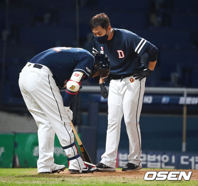 26일 오후 경남 창원 NC파크에서 ‘2021 신한은행 SOL KBO리그’ NC 다이노스와 두산 베어스의 더블해더 2차전 경기가 열렸다.5회초 2사 1루 두산 김재환의 자신의 파울타구에 맞아 통증을 호소하고 있다. 2021.08.26 /youngrae@osen.co.kr