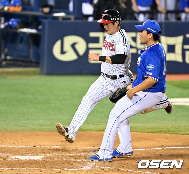 7회말 2사 3루에서 LG 오지환이 삼성 이승현의 폭투로 역전 득점에 성공하고 있다. 2021.08.26 /jpnews@osen.co.kr