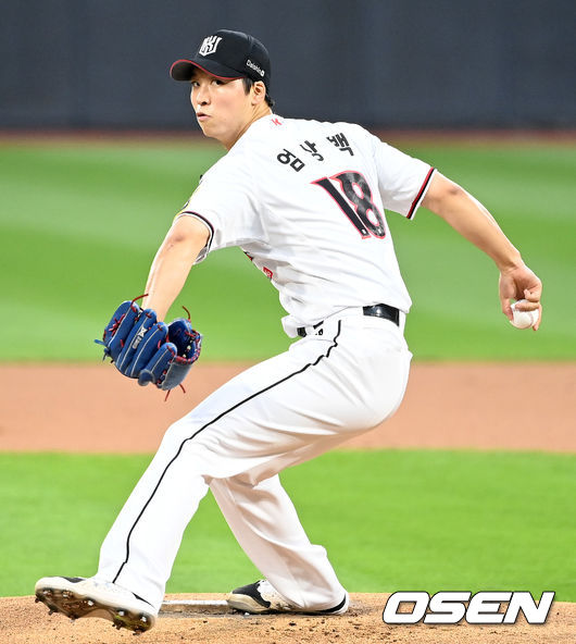 1회초 KT 선발 엄상백이 힘차게 공을 뿌리고 있다. 2021.08.26 / dreamer@osen.co.kr