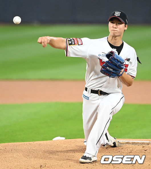 1회초 KT 선발 엄상백이 힘차게 공을 뿌리고 있다. 2021.08.26 / dreamer@osen.co.kr