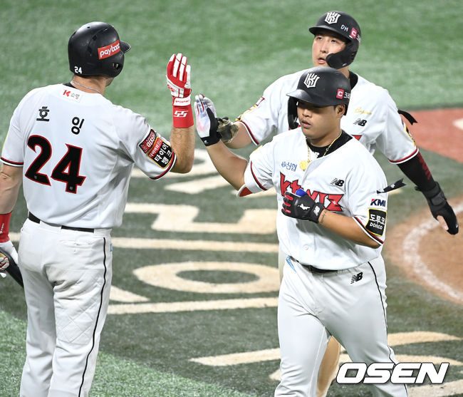 8회말 1사 1루 상황 KT 강백호가 달아나는 중월 투런포를 날리고 홈을 밟은 뒤 호잉과 인사를 나누고 있다. 2021.08.26 / dreamer@osen.co.kr