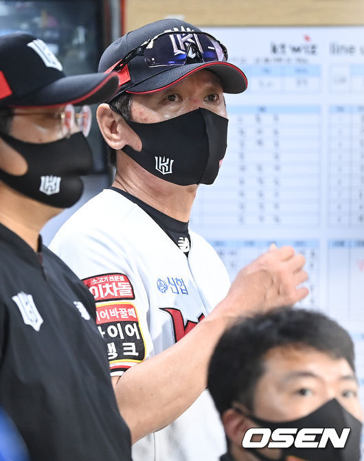 25일 오후 수원kt위즈파크에서 2021 신한은행 SOL KBO리그 KT 위즈와 SSG 랜더스의 경기가 진행됐다.7회초 KT 이강철 감독이 경기를 지켜보고 있다. 2021.08.25 / soul1014@osen.co.kr