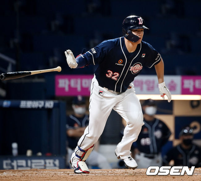 26일 오후 경남 창원 NC파크에서 ‘2021 신한은행 SOL KBO리그’ NC 다이노스와 두산 베어스의 더블해더 2차전 경기가 열렸다.5회초 2사 1루 두산 김재환이 역전 적시타를 때려내고 있다. 2021.08.26 /youngrae@osen.co.kr