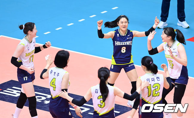 26일 오후 경기 의정부체육관에서 ‘2021 의정부∙도드람컵 프로배구대회’ 현대건설과 KGC인삼공사의 경기가 열렸다.1세트 득점에 성공한 현대건설 선수들이 환호하고 있다. 2021.08.26