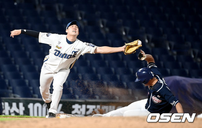 9회초 무사 1,2루 NC 도태훈이 두산 박계범의 희생 번트때 이용찬의 송구를 잡아내고 있다. 2021.08.26 /youngrae@osen.co.kr