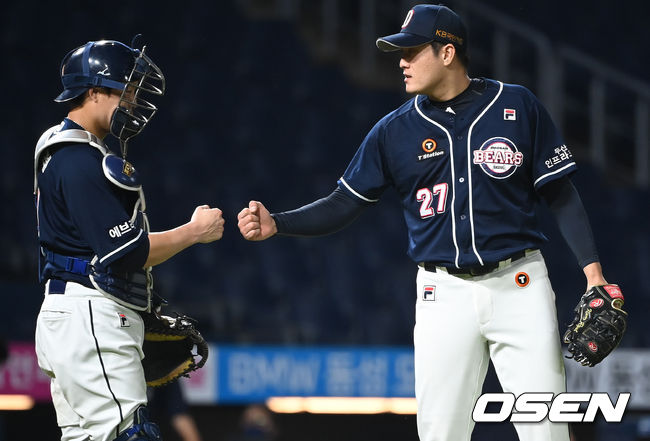 두산은 26일 창원 NC파크에서 열린 NC 다이노스와의 더블헤더 2차전 경기에서 접전 끝에 5-3으로 승리를 거뒀다. 이로써 두산은 더블헤더 2경기를 싹쓸이 하며 3연승을 달렸다. 시즌 42승44패1무를 기록했다. NC는 42승40패4무에 머물렀다.승리를 거둔 두산 박세혁과 김강률이 기뻐하고 있다. 2021.08.26 /youngrae@osen.co.kr