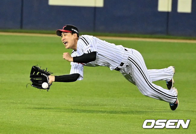 4회초 1사 1,2루에서 LG 이천웅이 삼성 이원석의 타구에 몸을 날렸지만 아쉽게 놓치고 있다. 2021.08.26 /jpnews@osen.co.kr