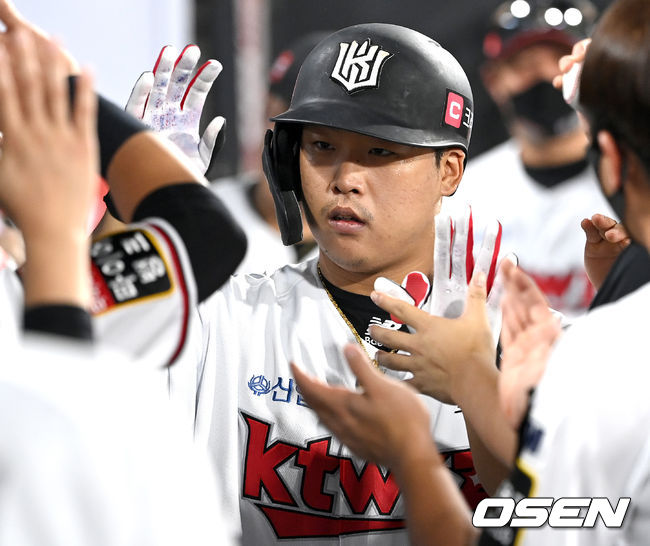 26일 오후 경기도 수원 KT위즈파크에서 ‘2021 신한은행 SOL KBO리그’ KT 위즈와 SSG 랜더스의 경기가 열렸다.5회말 1사 2루 상황 KT 강백호가 재역전 좌월 투런포를 날리고 더그아웃 동료들과 인사를 나누고 있다. 2021.08.26 / dreamer@osen.co.kr