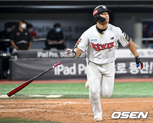 26일 오후 경기도 수원 KT위즈파크에서 ‘2021 신한은행 SOL KBO리그’ KT 위즈와 SSG 랜더스의 경기가 열렸다.5회말 1사 2루 상황 KT 강백호가 재역전 우월 투런포를 날리고 타구를 바라보고 있다. 2021.08.26 / dreamer@osen.co.kr