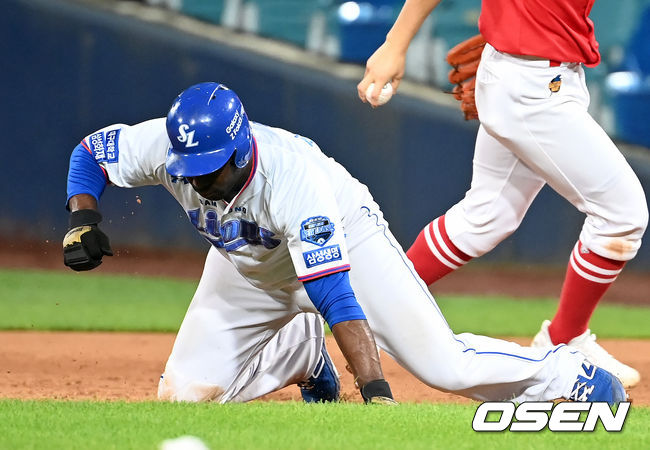 24일 오후 대구 삼성라이온즈파크에서 ‘2021 신한은행 SOL KBO리그’ 삼성 라이온즈와 SSG 랜더스의 경기가 열렸다. 4회말 1사 1루 삼성 구자욱의 타석 때 1루 주자 피렐라가 런다운에 걸려 SSG 유격수 박성한에게 태그아웃됐다. 피렐라가 아쉬움에 그라운드를 주먹으로 치고 있다. 2021.08.24 /ksl0919@osen.co.kr