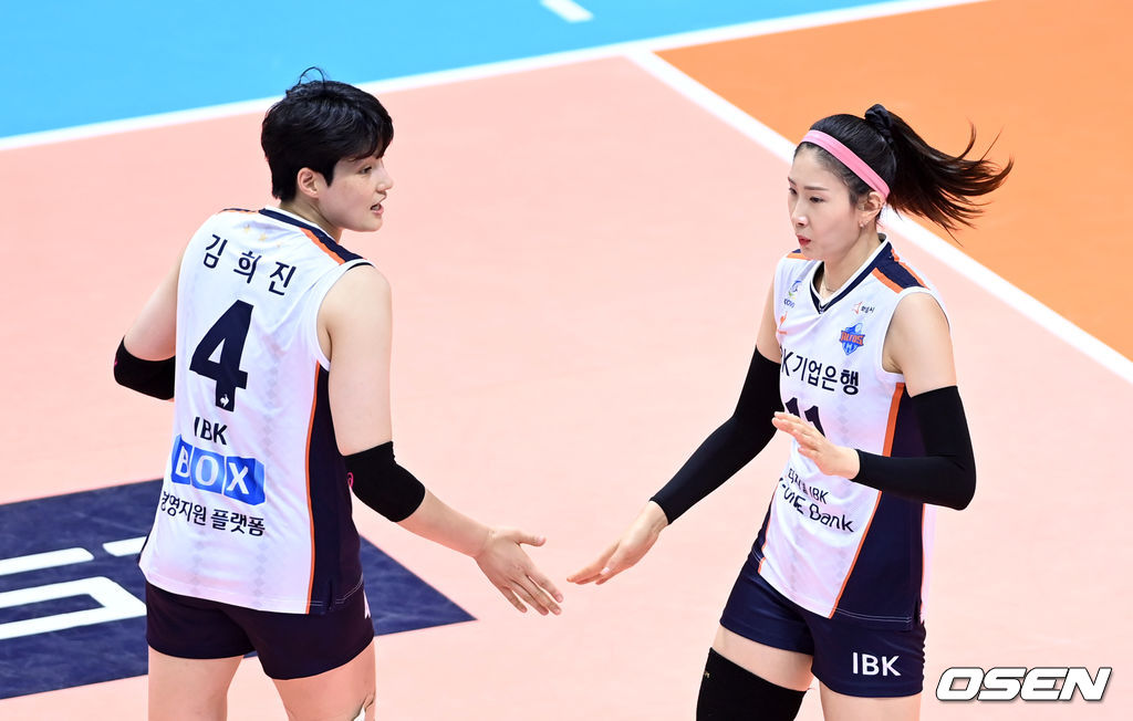 26일 경기 의정부체육관에서 열린 ‘2021 의정부∙도드람컵 프로배구대회’ IBK기업은행과 GS칼텍스의 경기, IBK기업은행 김희진과 김수지가 하이파이브를 하고 있다. 2021.08.26 /sunday@osen.co.kr