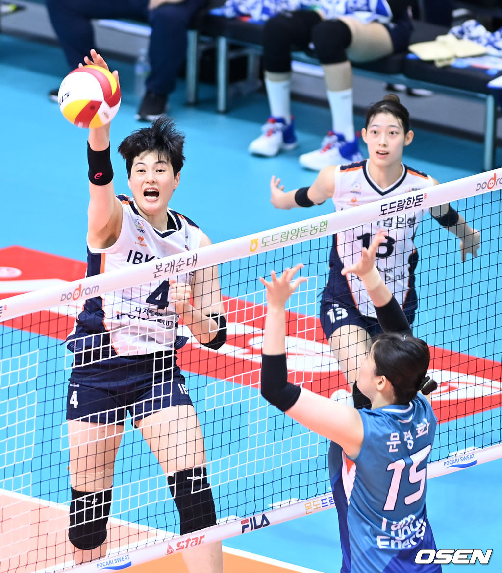 26일 경기 의정부체육관에서 열린 ‘2021 의정부∙도드람컵 프로배구대회’ IBK기업은행과 GS칼텍스의 경기, IBK기업은행 김희진이 공격을 시도하고 있다. 2021.08.26 /sunday@osen.co.kr