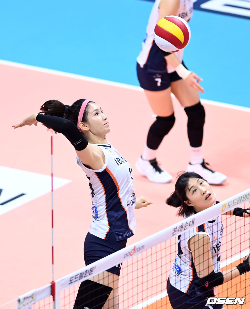 26일 경기 의정부체육관에서 열린 ‘2021 의정부∙도드람컵 프로배구대회’ IBK기업은행과 GS칼텍스의 경기, IBK기업은행 김수지가 공격을 시도하고 있다. 2021.08.26 /sunday@osen.co.kr
