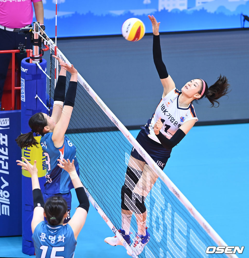 26일 경기 의정부체육관에서 열린 ‘2021 의정부∙도드람컵 프로배구대회’ IBK기업은행과 GS칼텍스의 경기, IBK기업은행 김수지가 공격을 시도하고 있다. 2021.08.26 /sunday@osen.co.kr