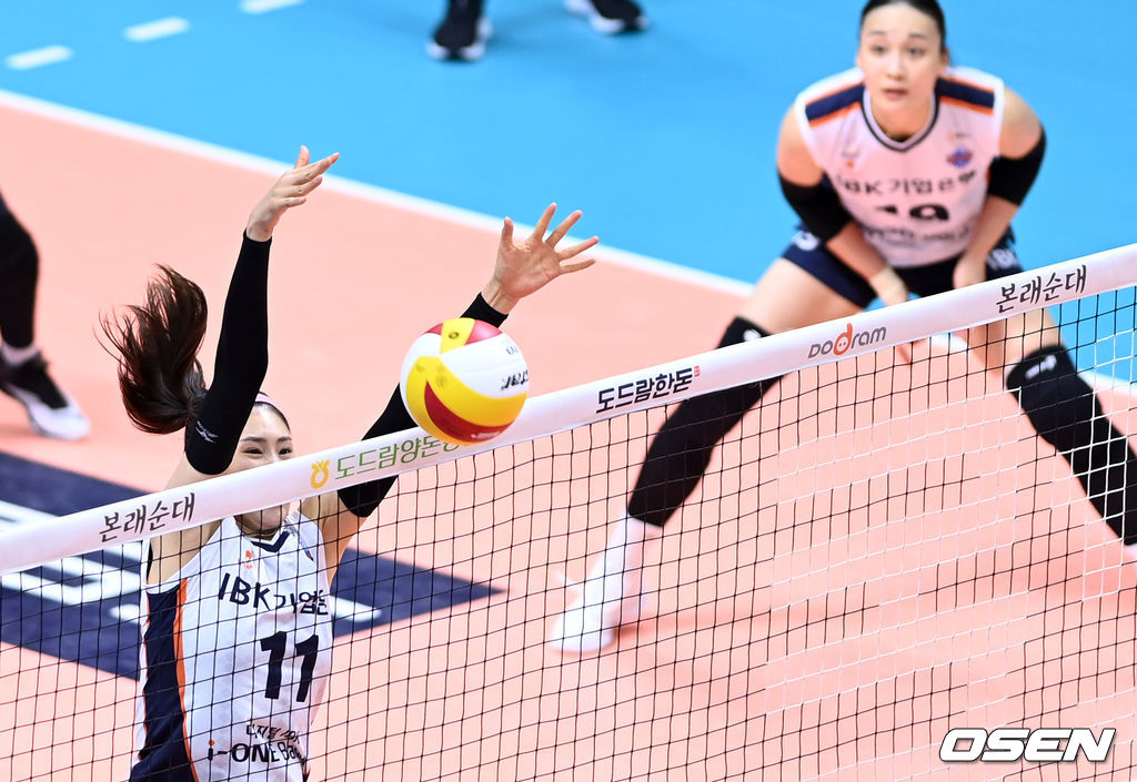 26일 경기 의정부체육관에서 열린 ‘2021 의정부∙도드람컵 프로배구대회’ IBK기업은행과 GS칼텍스의 경기, IBK기업은행 김수지가 블로킹에 성공하고 있다. 2021.08.26 /sunday@osen.co.kr