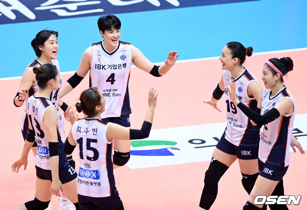 26일 경기 의정부체육관에서 열린 ‘2021 의정부∙도드람컵 프로배구대회’ IBK기업은행과 GS칼텍스의 경기, 득점에 성공한 IBK기업은행 선수들이 환호하고 있다. 2021.08.26 /sunday@osen.co.kr