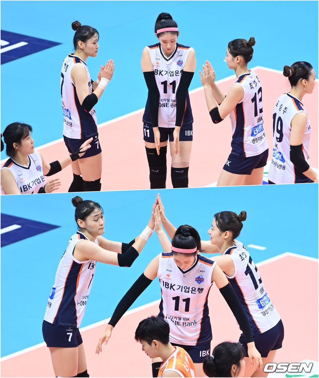 26일 경기 의정부체육관에서 열린 ‘2021 의정부∙도드람컵 프로배구대회’ IBK기업은행과 GS칼텍스의 경기, 경기에 앞서 IBK기업은행 김수지가 하이파이브 하는 동료들을 피해 이동하고 있다. 2021.08.26 /sunday@osen.co.kr