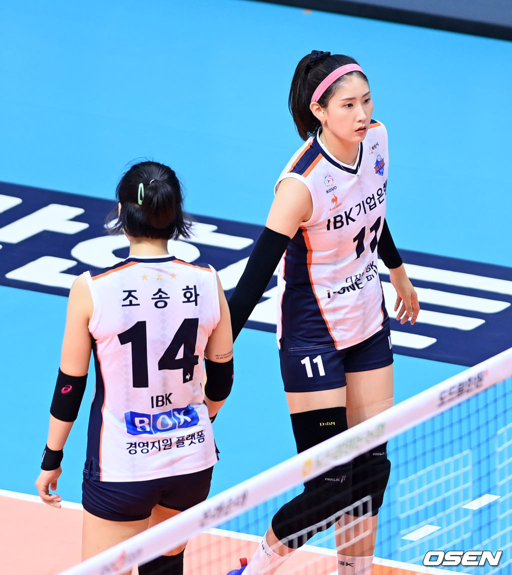 26일 경기 의정부체육관에서 열린 ‘2021 의정부∙도드람컵 프로배구대회’ IBK기업은행과 GS칼텍스의 경기, IBK기업은행 김수지가 조송화를 격려하고 있다. 2021.08.26 /sunday@osen.co.kr