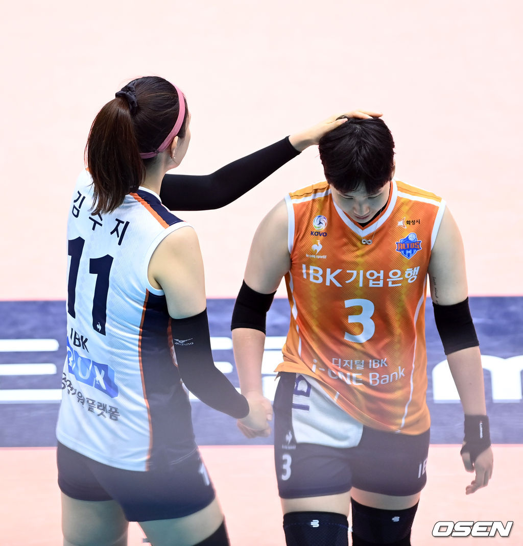 26일 경기 의정부체육관에서 열린 ‘2021 의정부∙도드람컵 프로배구대회’ IBK기업은행과 GS칼텍스의 경기, IBK기업은행 김수지가 신연경과 교체되고 있다. 2021.08.26 /sunday@osen.co.kr
