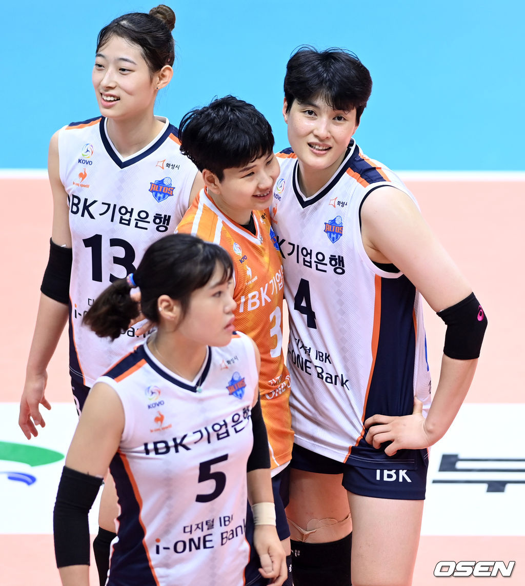 26일 경기 의정부체육관에서 열린 ‘2021 의정부∙도드람컵 프로배구대회’ IBK기업은행과 GS칼텍스의 경기, 득점에 성공한 IBK기업은행 김희진이 신연경과 환호하고 있다. 2021.08.26 /sunday@osen.co.kr